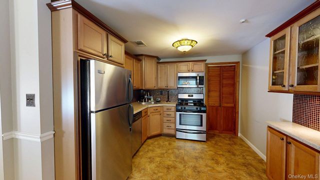 604 Blue Ridge Drive, Medford, NY 11763