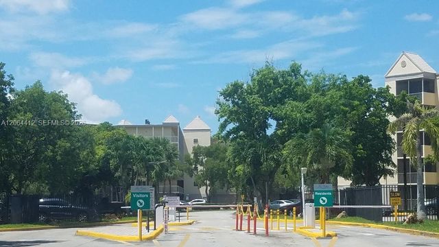 8290 Lake Dr 209, Doral, FL 33166