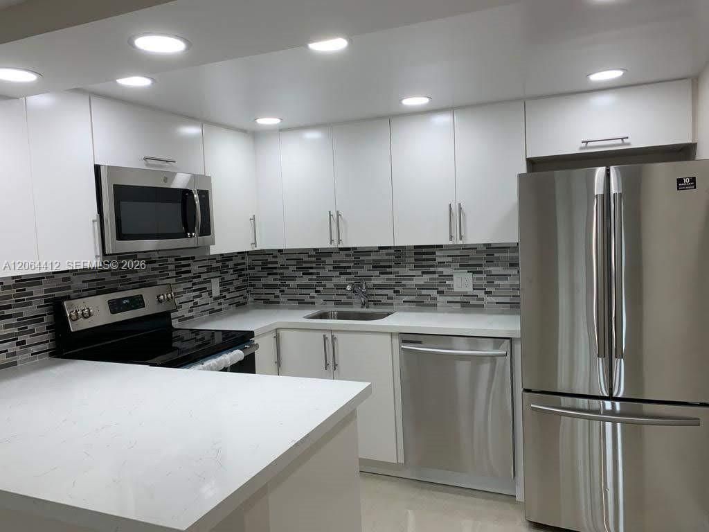 8290 Lake Dr 209, Doral, FL 33166