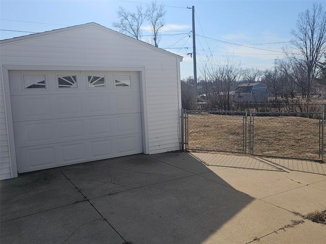 825 Fairview Drive, Marion, IA 52302