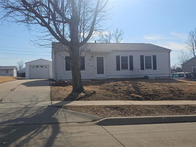 825 Fairview Drive, Marion, IA 52302