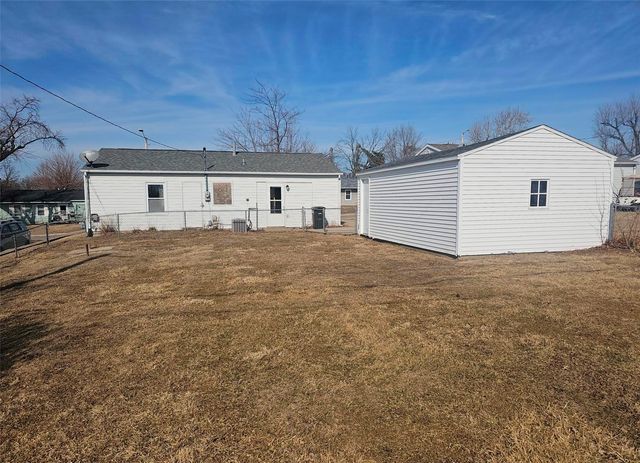 825 Fairview Drive, Marion, IA 52302