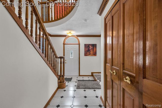 8121 Saint James Drive, Grosse Ile, MI 48138