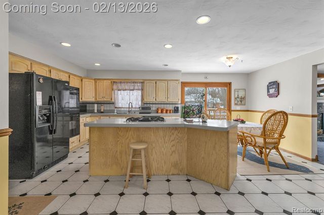 8121 Saint James Drive, Grosse Ile, MI 48138