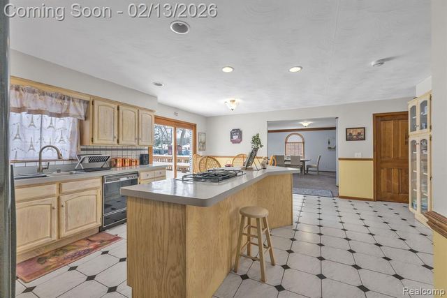 8121 Saint James Drive, Grosse Ile, MI 48138