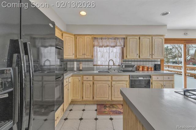 8121 Saint James Drive, Grosse Ile, MI 48138