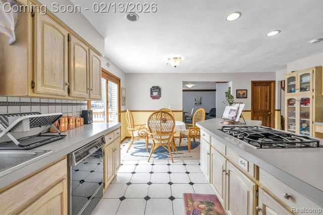 8121 Saint James Drive, Grosse Ile, MI 48138