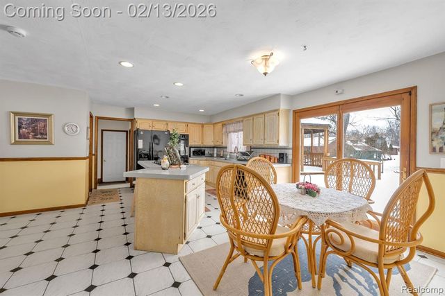 8121 Saint James Drive, Grosse Ile, MI 48138