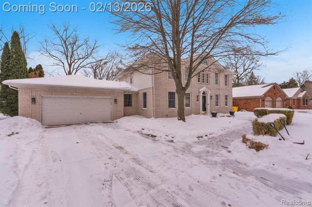 8121 Saint James Drive, Grosse Ile, MI 48138