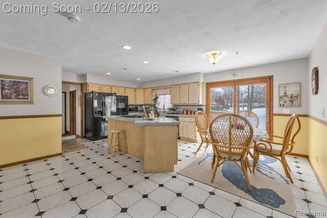 8121 Saint James Drive, Grosse Ile, MI 48138