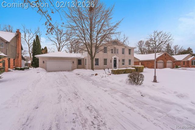 8121 Saint James Drive, Grosse Ile, MI 48138