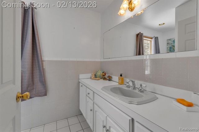 8121 Saint James Drive, Grosse Ile, MI 48138