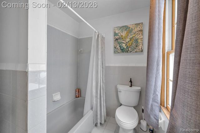 8121 Saint James Drive, Grosse Ile, MI 48138