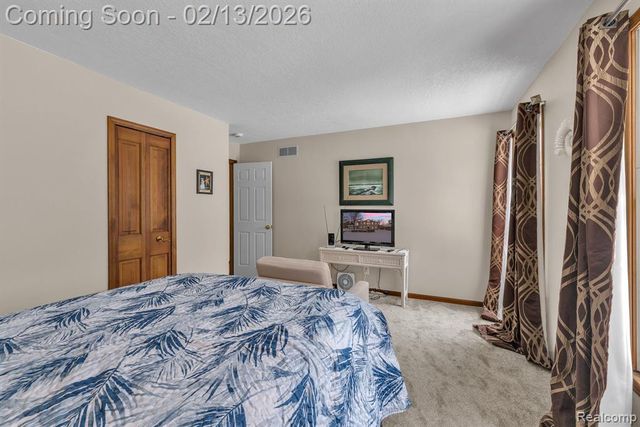 8121 Saint James Drive, Grosse Ile, MI 48138