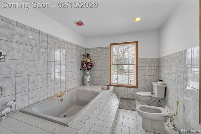 8121 Saint James Drive, Grosse Ile, MI 48138