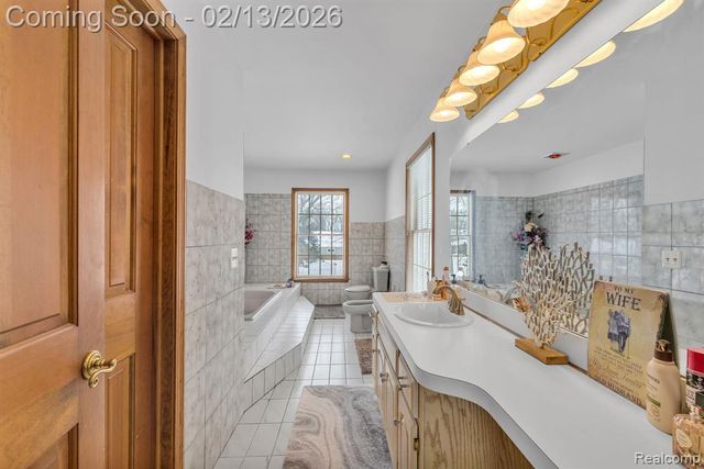 8121 Saint James Drive, Grosse Ile, MI 48138