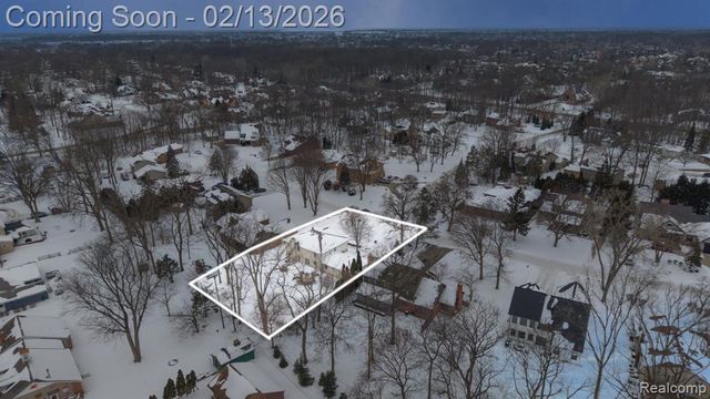 8121 Saint James Drive, Grosse Ile, MI 48138