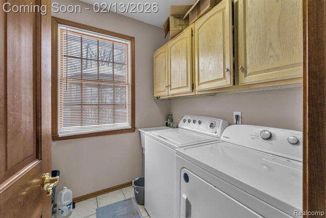 8121 Saint James Drive, Grosse Ile, MI 48138