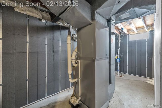 8121 Saint James Drive, Grosse Ile, MI 48138