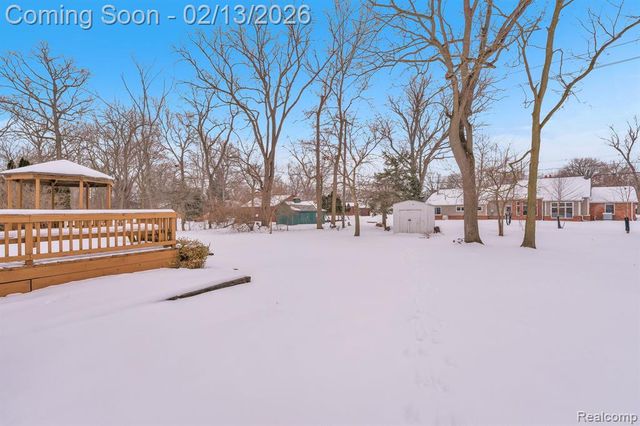 8121 Saint James Drive, Grosse Ile, MI 48138