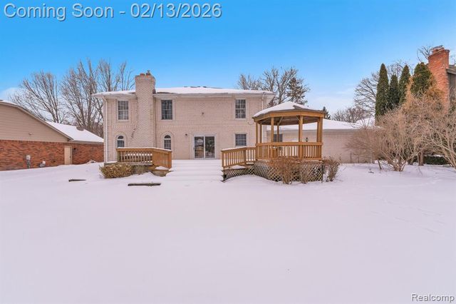 8121 Saint James Drive, Grosse Ile, MI 48138