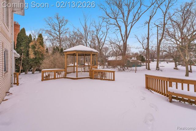 8121 Saint James Drive, Grosse Ile, MI 48138