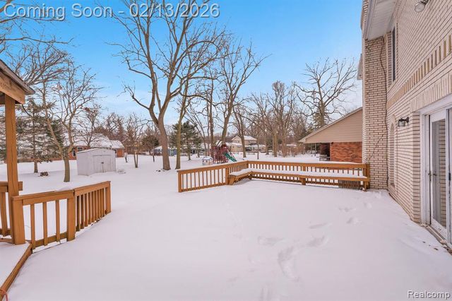 8121 Saint James Drive, Grosse Ile, MI 48138