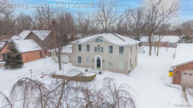 8121 Saint James Drive, Grosse Ile, MI 48138