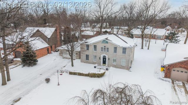 8121 Saint James Drive, Grosse Ile, MI 48138