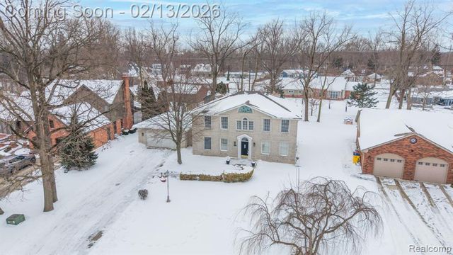 8121 Saint James Drive, Grosse Ile, MI 48138