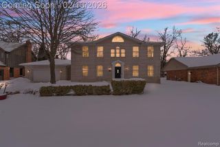 8121 Saint James Drive, Grosse Ile, MI 48138