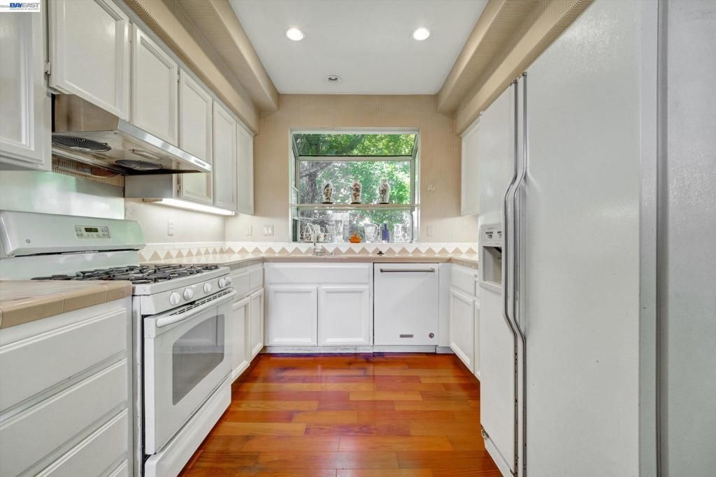 Image 10 of property listing at 15916 Bayberry Ln, San Lorenzo, CA 94580