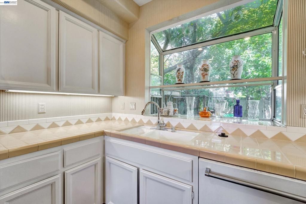 Image 11 of property listing at 15916 Bayberry Ln, San Lorenzo, CA 94580