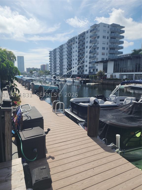 3600 NE 167th St 19, North Miami Beach, FL 33160