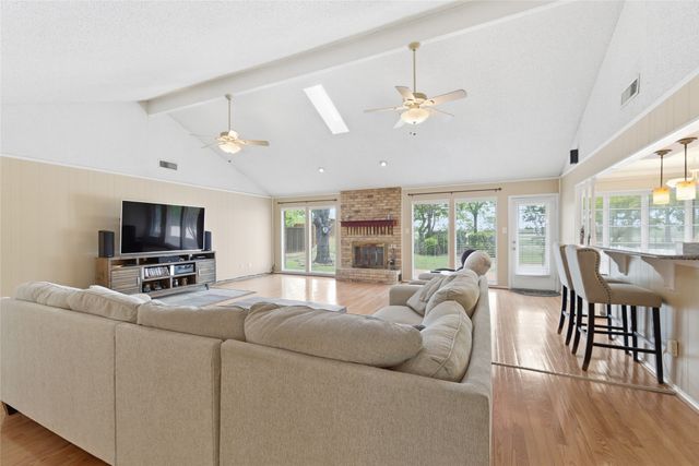 309 Willow Ridge Road, Fort Worth, TX 76103