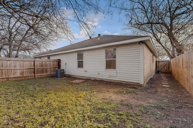 921 Cody Court, River Oaks, TX 76114