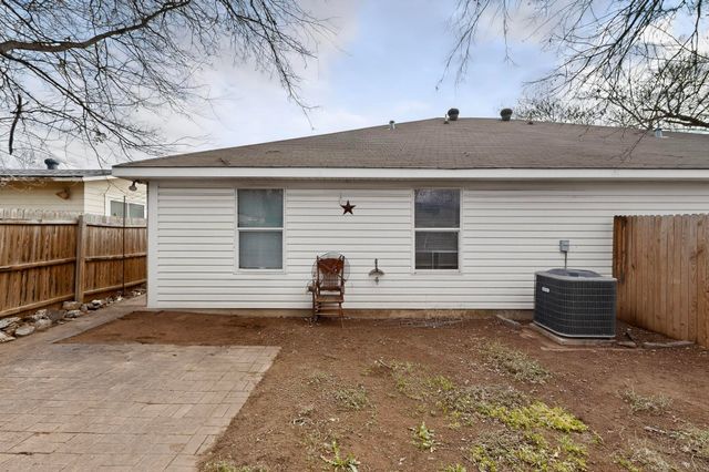 921 Cody Court, River Oaks, TX 76114