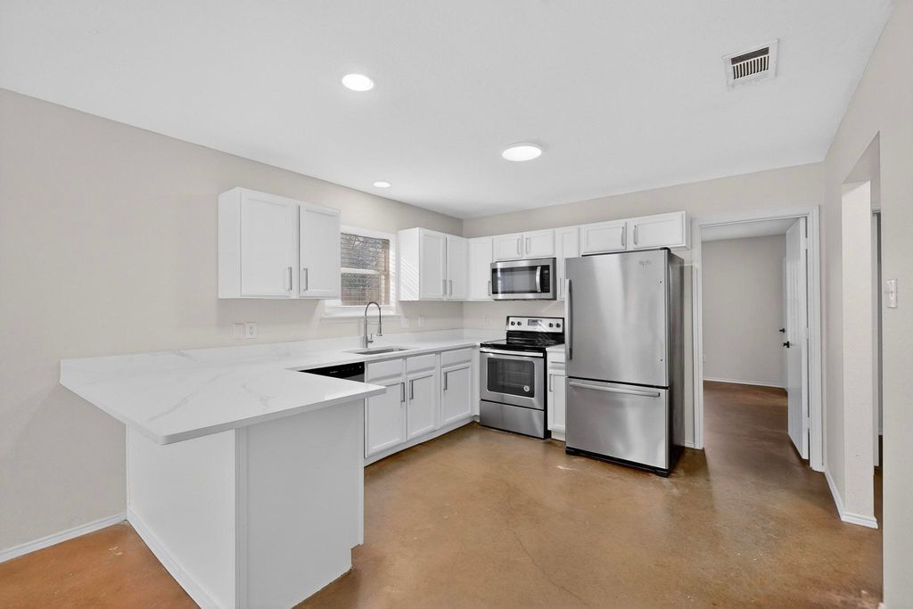 921 Cody Court, River Oaks, TX 76114