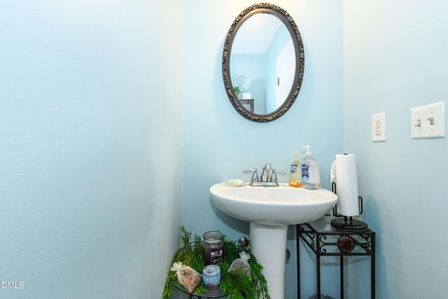 915 Shelby Drive E, Greensboro, NC 27409