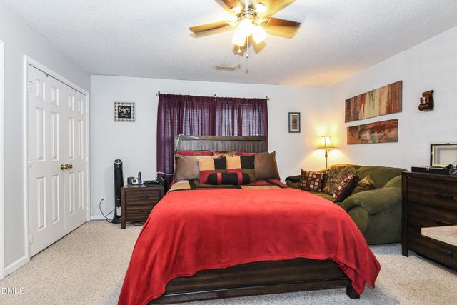 915 Shelby Drive E, Greensboro, NC 27409