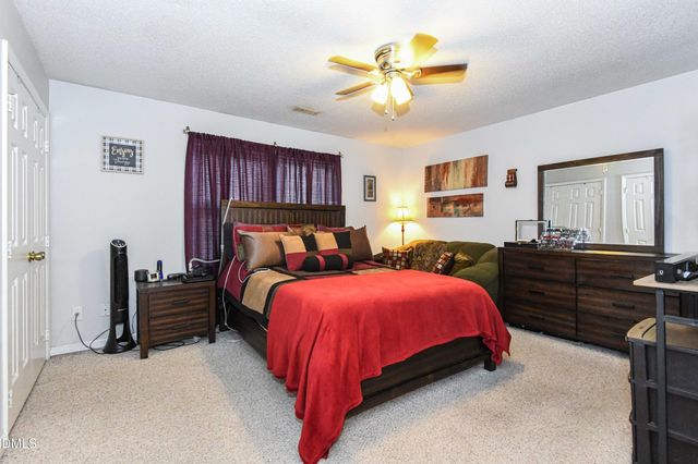 915 Shelby Drive E, Greensboro, NC 27409