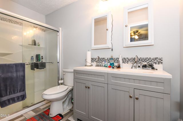 915 Shelby Drive E, Greensboro, NC 27409