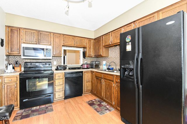 915 Shelby Drive E, Greensboro, NC 27409