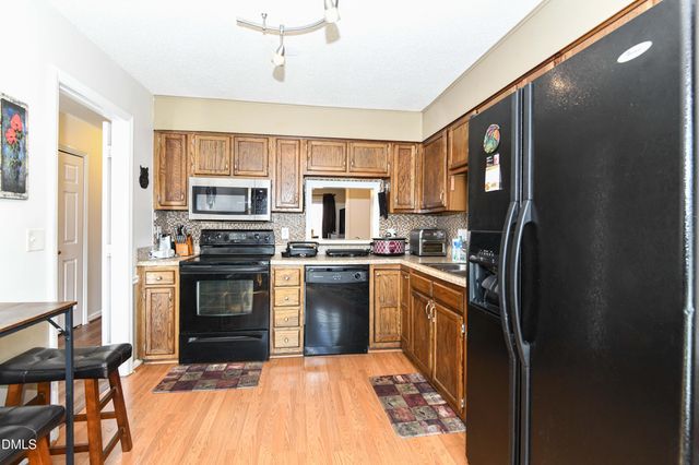 915 Shelby Drive E, Greensboro, NC 27409