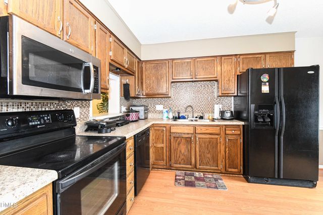 915 Shelby Drive E, Greensboro, NC 27409