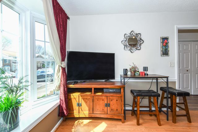 915 Shelby Drive E, Greensboro, NC 27409