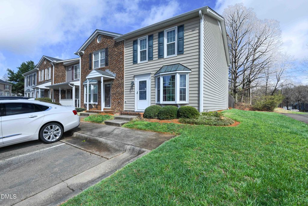 915 Shelby Drive E, Greensboro, NC 27409