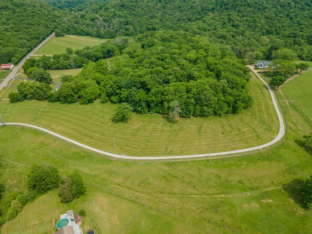 4000 Cantebury Dr, Culleoka, TN 38451