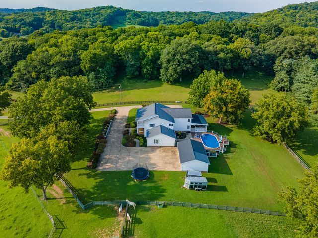 4000 Cantebury Dr, Culleoka, TN 38451