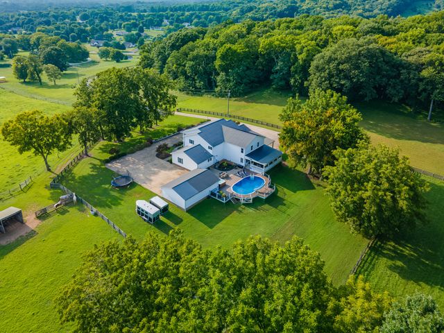 4000 Cantebury Dr, Culleoka, TN 38451